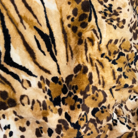 Super soft velvet like animal prints pull over top zip comfy and warm like new - Picture 5 of 6